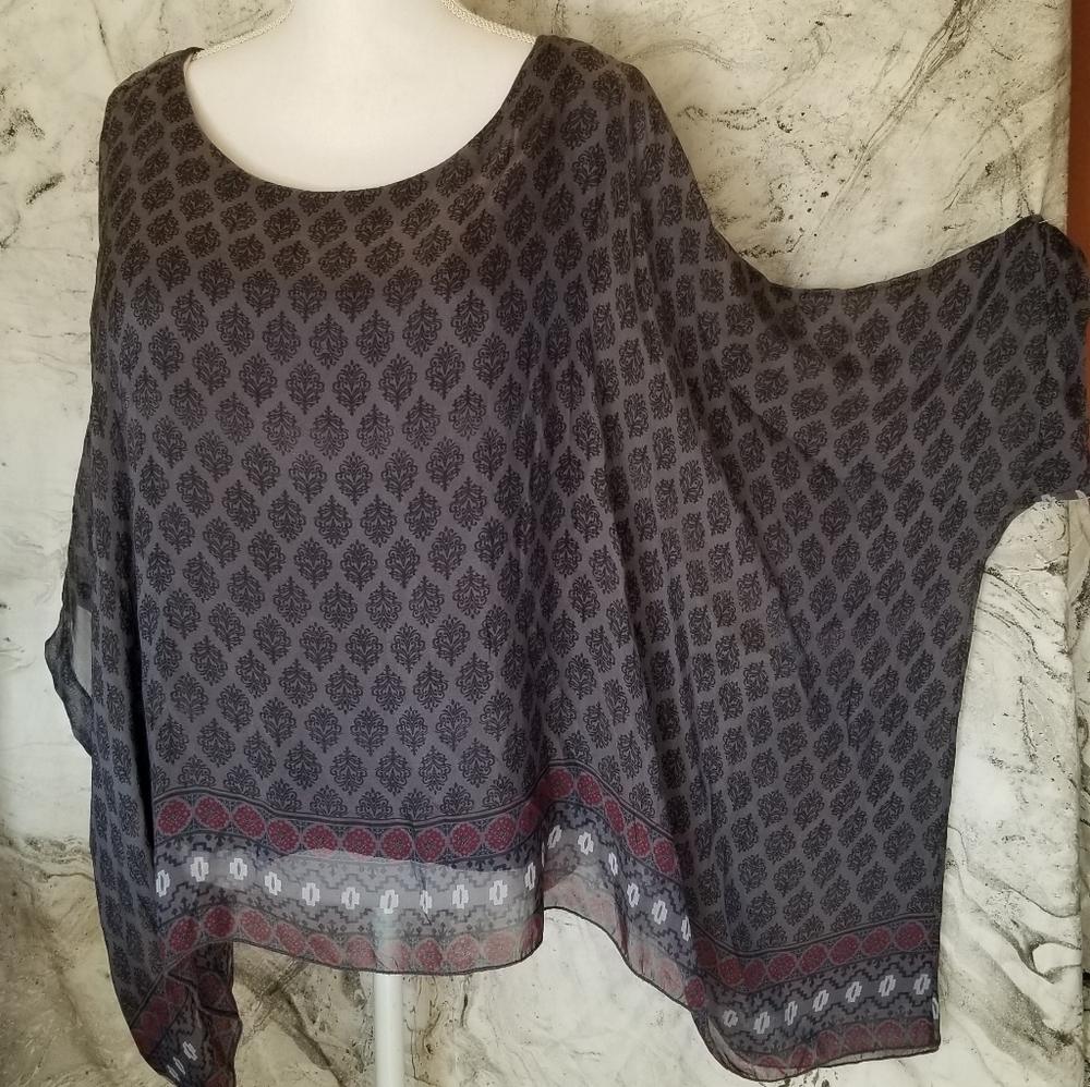 Gorgeous Saks 5th Ave. flowy silk top like new!